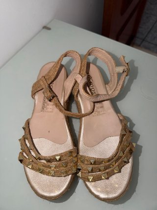 Sandalias cuña doradas tachuelas