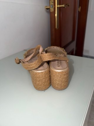 Sandalias cuña doradas tachuelas