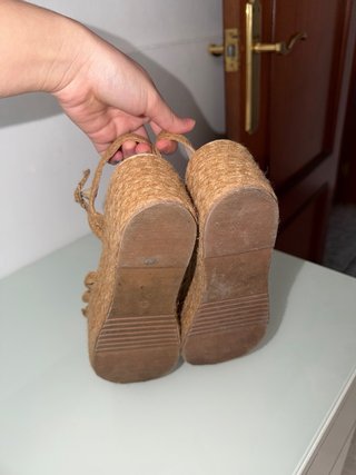 Sandalias cuña doradas tachuelas