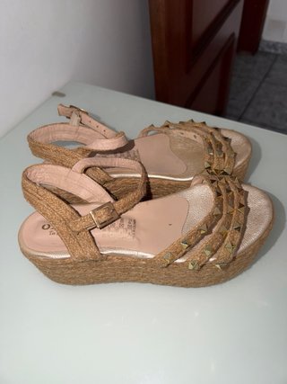 Sandalias cuña doradas tachuelas