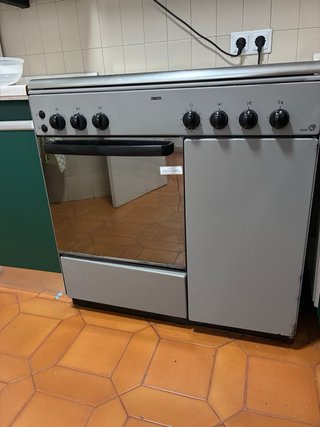 Cocina Zanussi: 5 fuegos, horno y portabombonas.