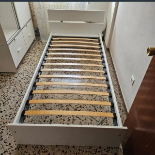 Cama individual blanca con somier