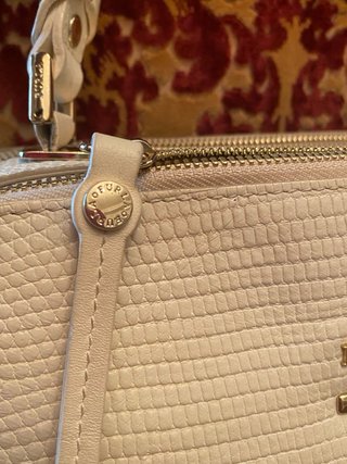 Bolso Furla Globe Domes textura piel reptil