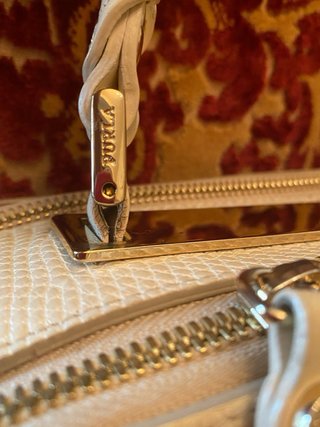 Bolso Furla Globe Domes textura piel reptil