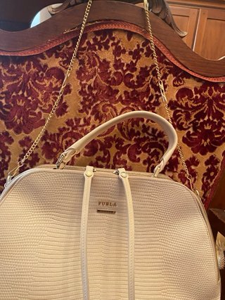 Bolso Furla Globe Domes textura piel reptil