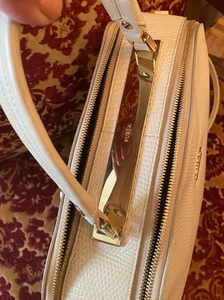 Bolso Furla Globe Domes textura piel reptil