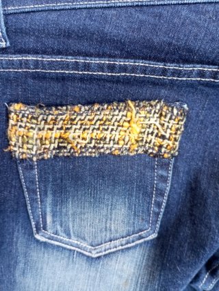 Pantalones vaqueros vintage con adornos de tela y