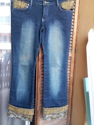 Pantalones vaqueros vintage con adornos de tela y