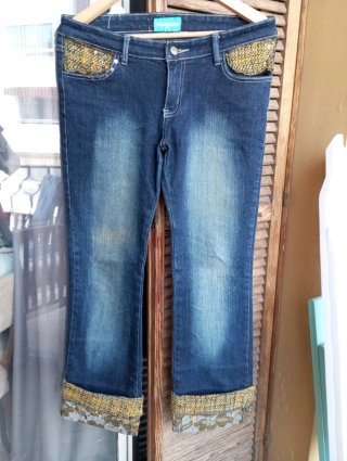 Pantalones vaqueros vintage con adornos de tela y