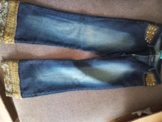 Pantalones vaqueros vintage con adornos de tela y