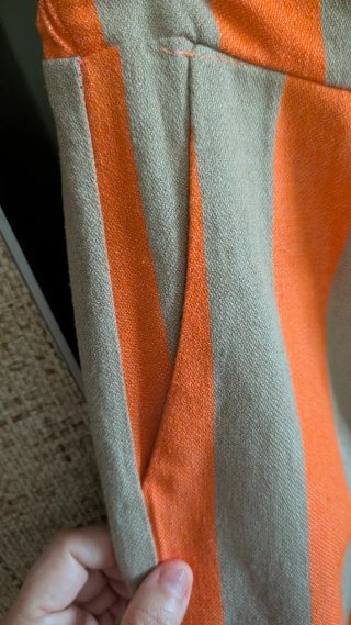 Pantalón de rayas beige y naranja