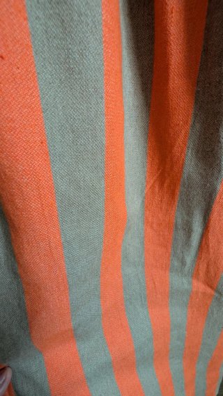 Pantalón de rayas beige y naranja