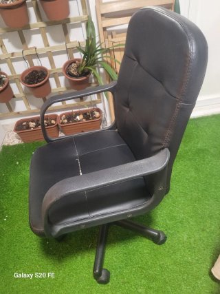 Silla de oficina giratoria negra con ruedas