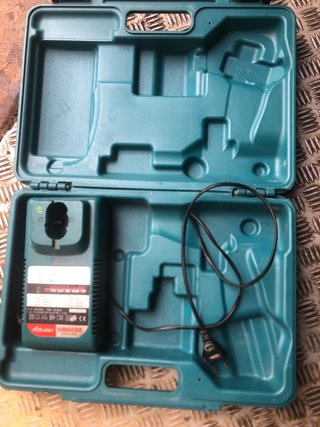 Cargador Asaki UB60SE para taladro