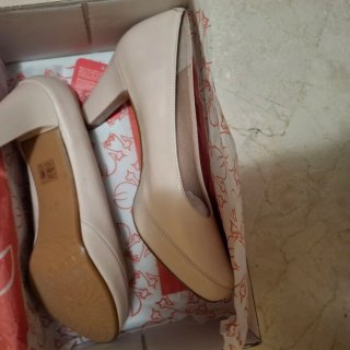 Zapatos de salón nuevos color beige