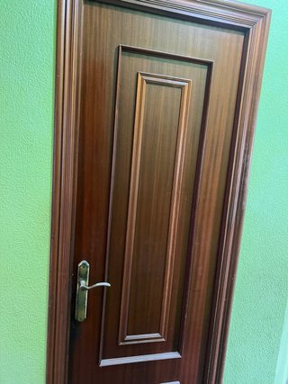 7 Puertas de madera oscura 40€ cada una.