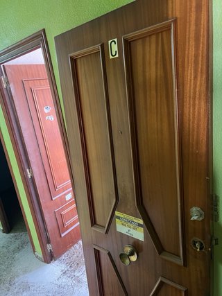 7 Puertas de madera oscura 40€ cada una.