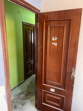 7 Puertas de madera oscura 40€ cada una.
