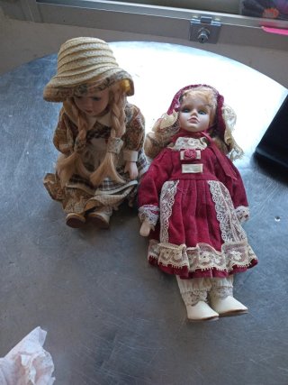 Muñeca de porcelana con sombrero