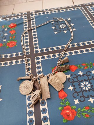Collar Antiguo con Dijes Variados