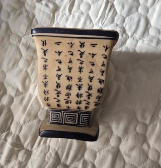 Jarrón decorativo estilo egipcio
