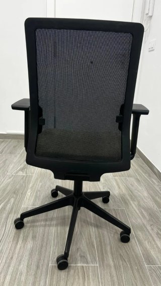 Silla de oficina ergonómica con respaldo de malla