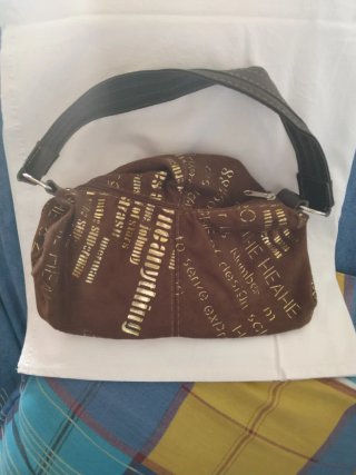 Bolso juvenil marrón con letras doradas