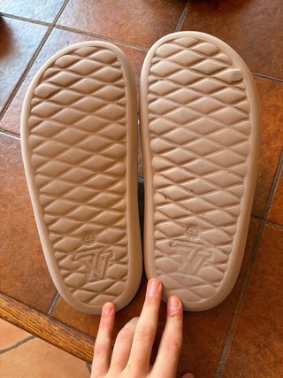 Chanclas Louis Vuitton grises