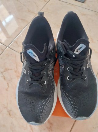 Zapatillas Asics Negras y Blancas