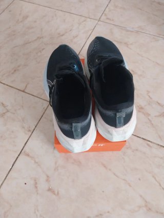 Zapatillas Asics Negras y Blancas