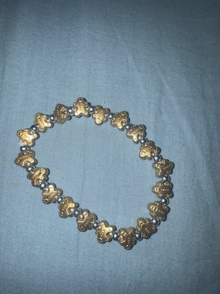Pulsera dorada con abalorios plateados