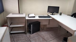 Mesa recepción, escritorios y sillas de oficina