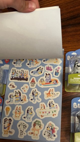Bluey Set Adesivi 100 Pezzi + 4 Personaggi
