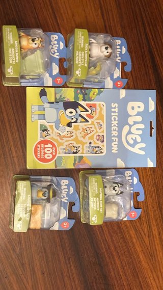 Bluey Set Adesivi 100 Pezzi + 4 Personaggi
