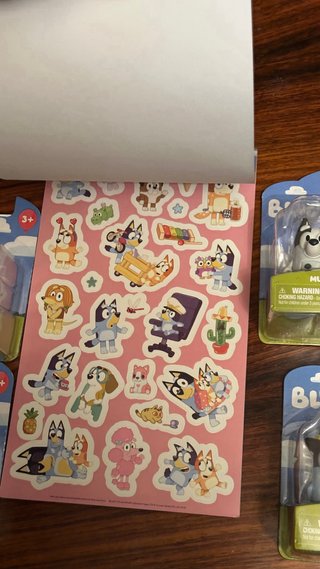 Bluey Set Adesivi 100 Pezzi + 4 Personaggi