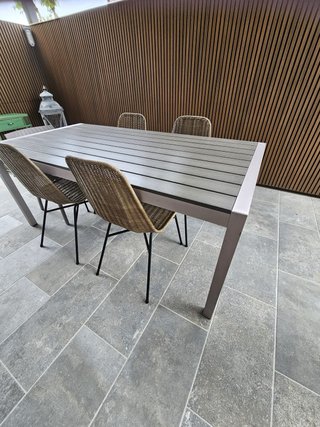 Mesa de jardín aluminio y madera sintética