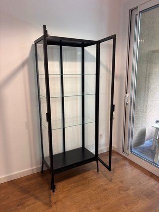 Vitrina alta negra con puertas de cristal