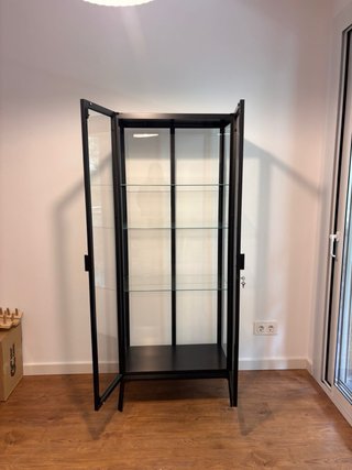 Vitrina alta negra con puertas de cristal