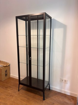 Vitrina alta negra con puertas de cristal