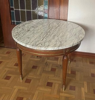 Muebles antiguos de madera y mármol