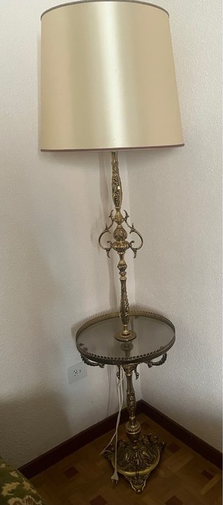 Muebles antiguos de madera y mármol