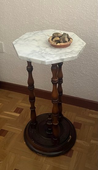 Muebles antiguos de madera y mármol