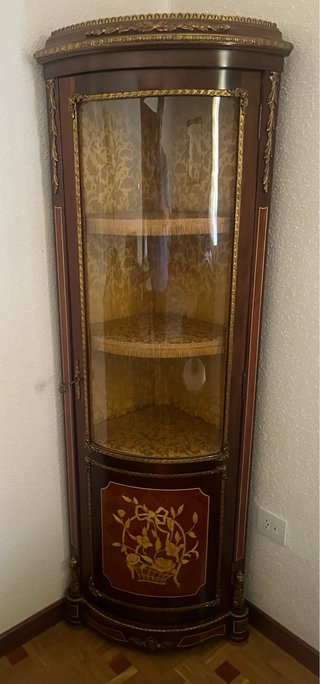 Muebles antiguos de madera y mármol