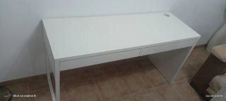 Mesa escritorio blanca con cajonera
