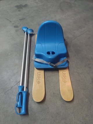 Trineo de esquí azul con bastones