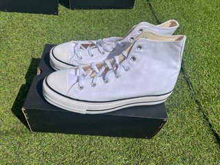 Converse Chuck Taylor Lift Hi Blancas