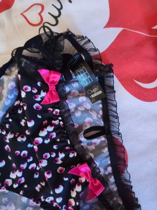 Completo intimo nero con pois fucsia