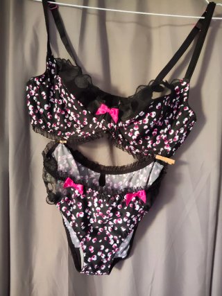 Completo intimo nero con pois fucsia