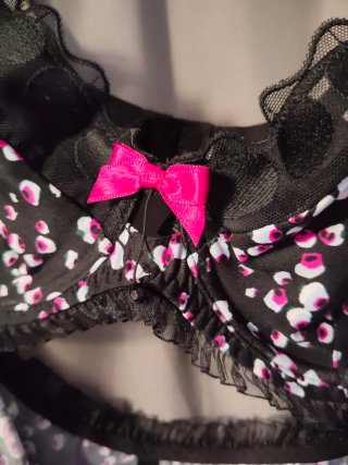 Completo intimo nero con pois fucsia