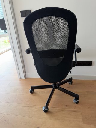 Silla de oficina ergonómica negra con ruedas